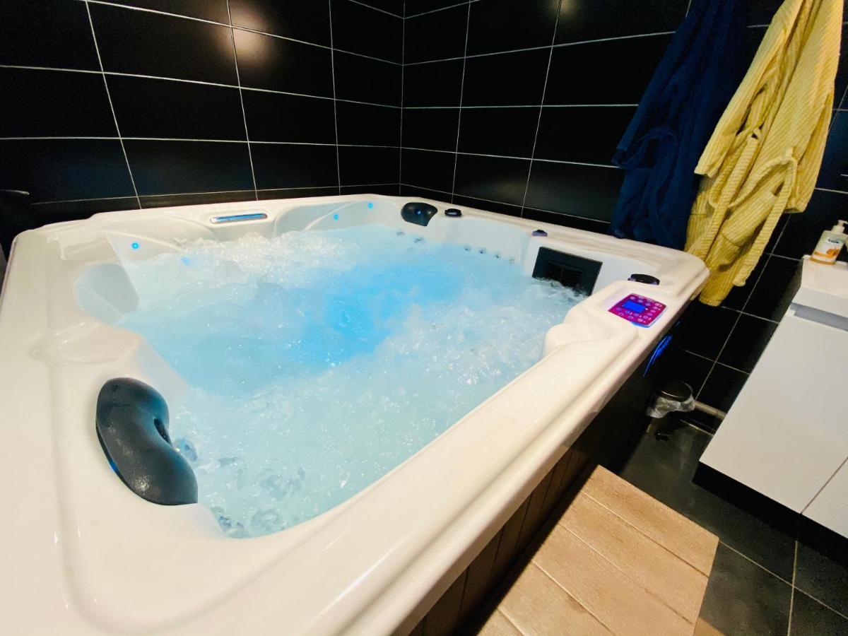 Escapade Romantique - Jacuzzi Et Parking Prive - 002 Apartman Rouen Kültér fotó