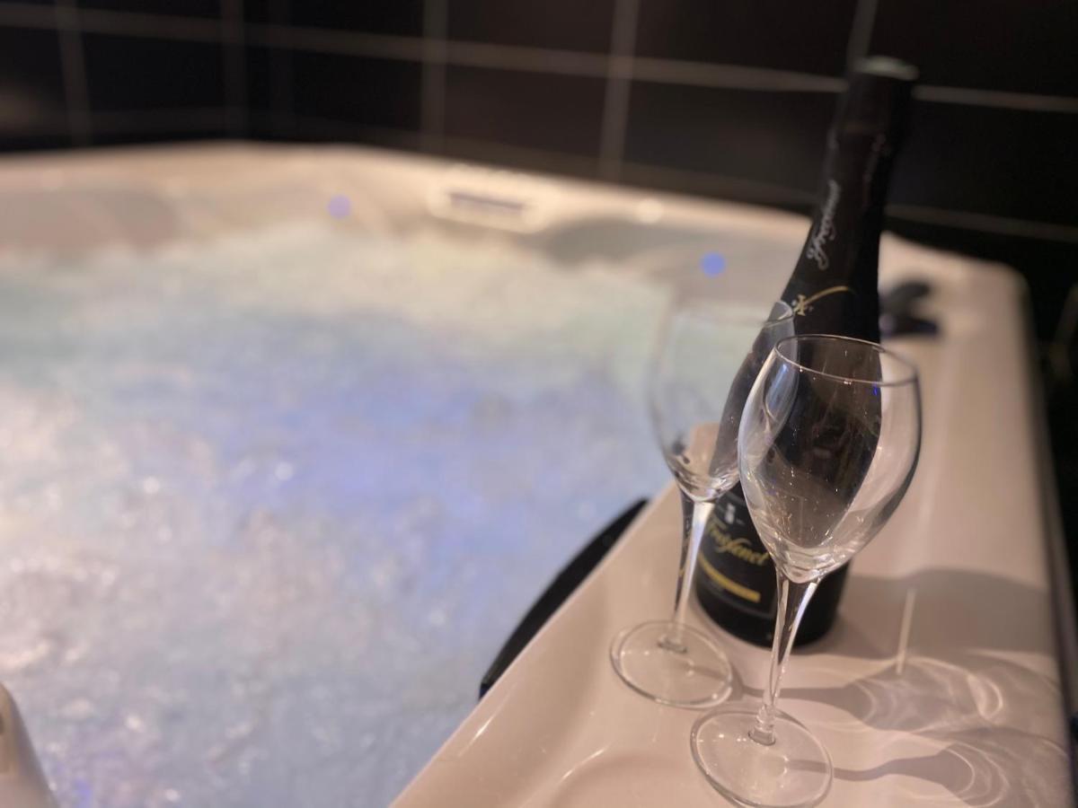 Escapade Romantique - Jacuzzi Et Parking Prive - 002 Apartman Rouen Kültér fotó