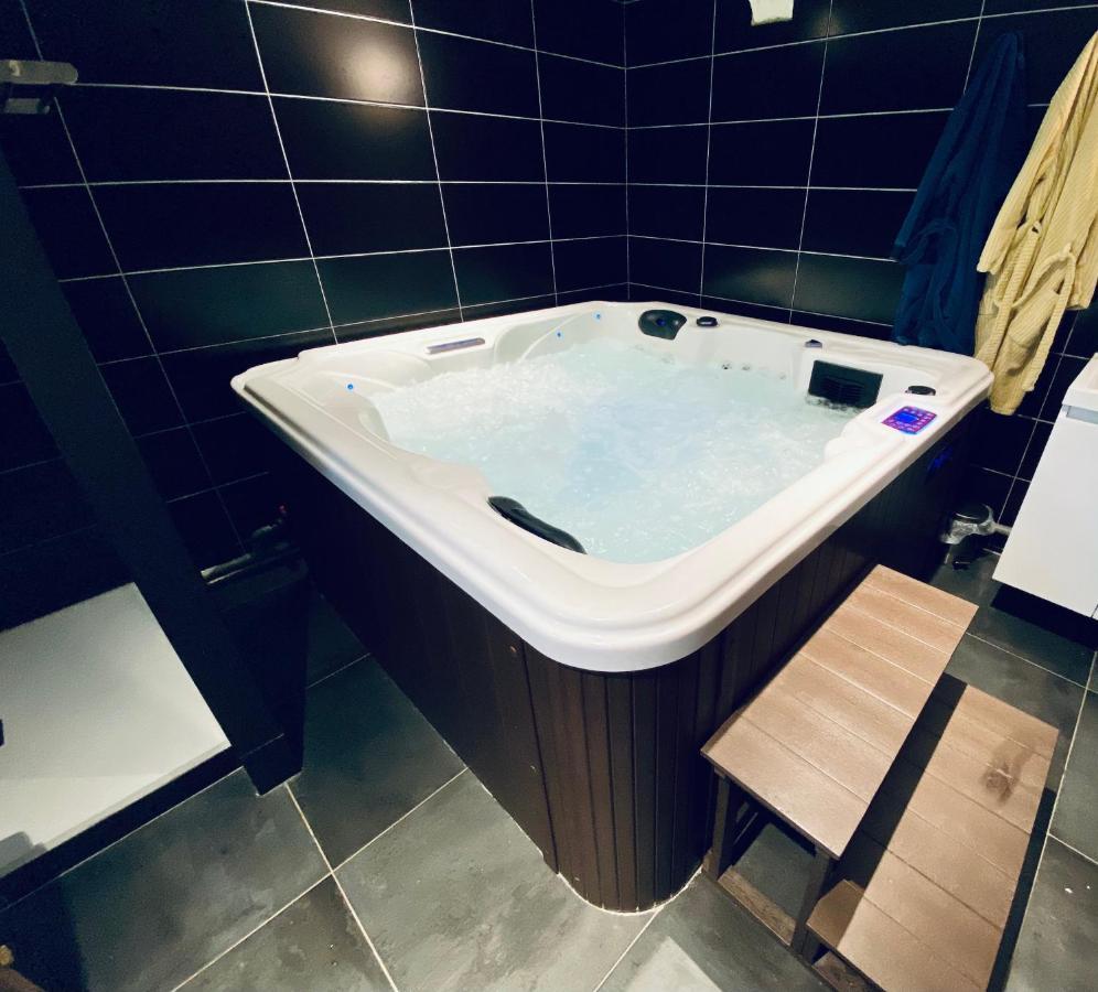 Escapade Romantique - Jacuzzi Et Parking Prive - 002 Apartman Rouen Kültér fotó