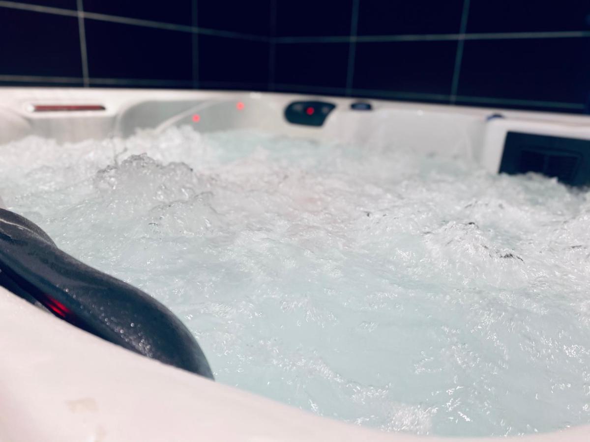 Escapade Romantique - Jacuzzi Et Parking Prive - 002 Apartman Rouen Kültér fotó