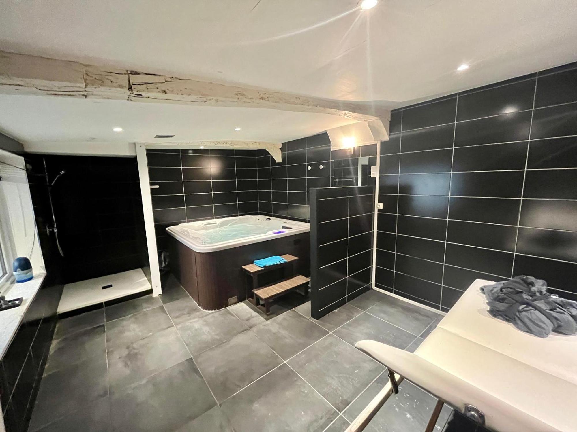Escapade Romantique - Jacuzzi Et Parking Prive - 002 Apartman Rouen Kültér fotó
