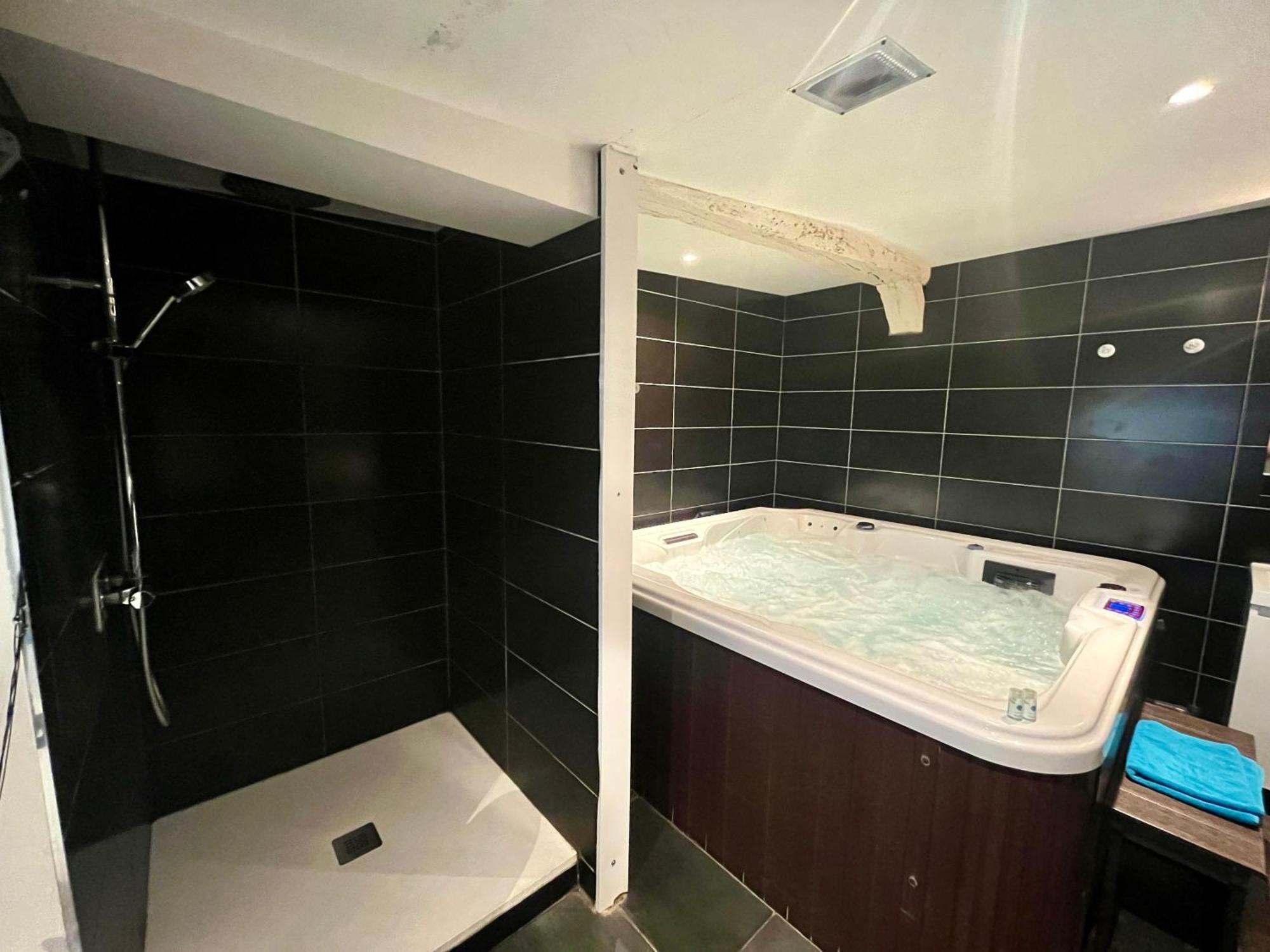 Escapade Romantique - Jacuzzi Et Parking Prive - 002 Apartman Rouen Kültér fotó